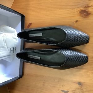 Saks Fifth Avenue Women Flats Serpent Black Leather